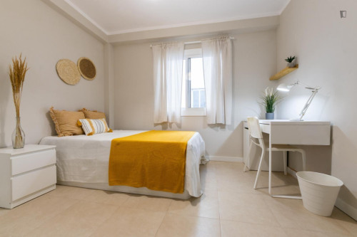 Comfortable single bedroom in recently renovated apartment in central Reus