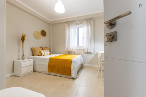 Comfortable single bedroom in recently renovated apartment in central Reus