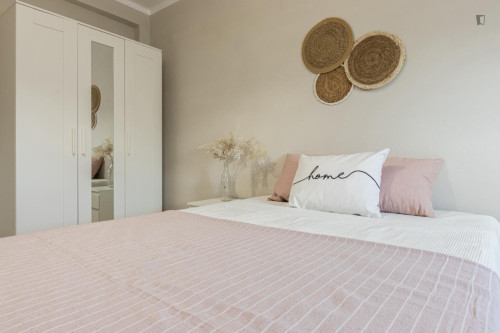 Spacious double bedroom in recently renovated apartment in central Reus