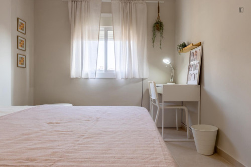 Spacious double bedroom in recently renovated apartment in central Reus