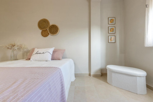 Spacious double bedroom in recently renovated apartment in central Reus