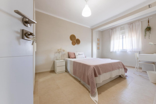 Spacious double bedroom in recently renovated apartment in central Reus
