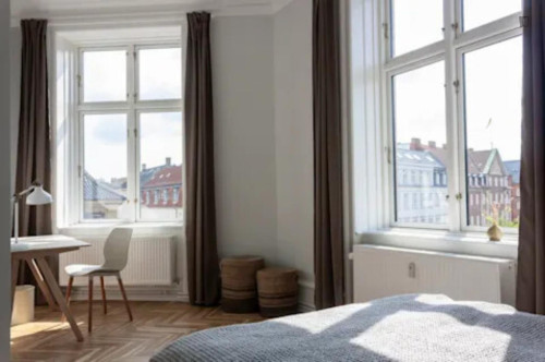 Sunny double bedroom near the Rådhuspladsen metro