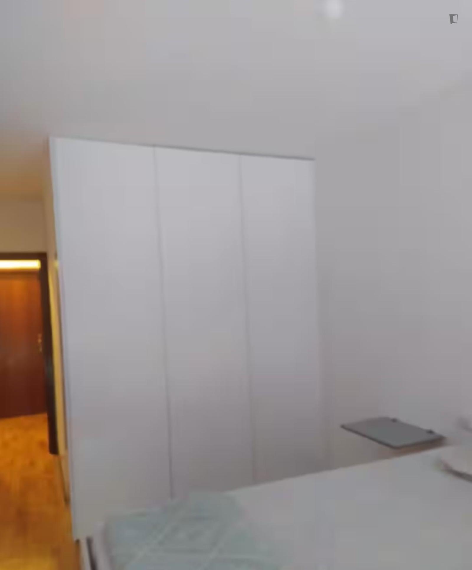 Lovely Single Bedroom In Caldelas - 1
