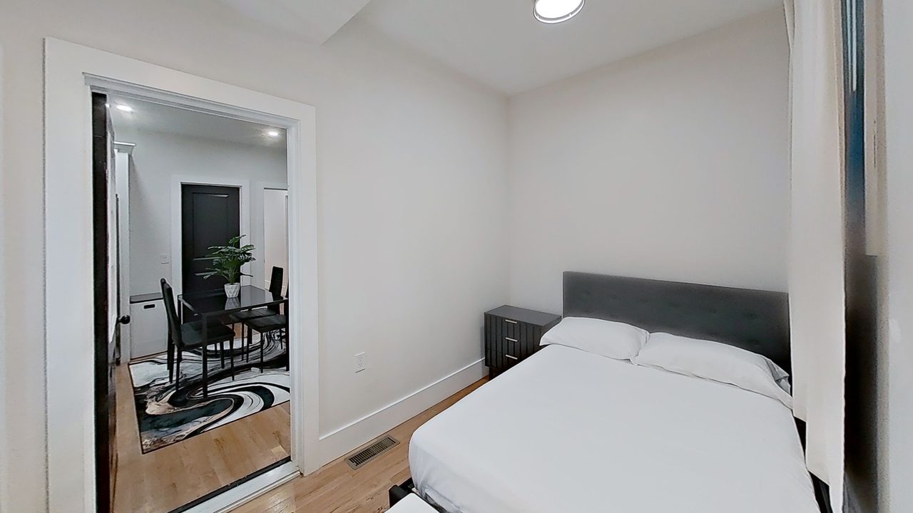  #1901: Roxbury - Queen Bedroom E  -  #1901: Roxbury  - Gallery -  1