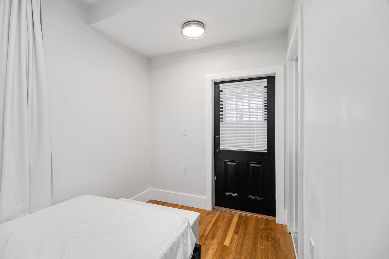  #1901: Roxbury - Queen Bedroom E  -  #1901: Roxbury  - Gallery -  10