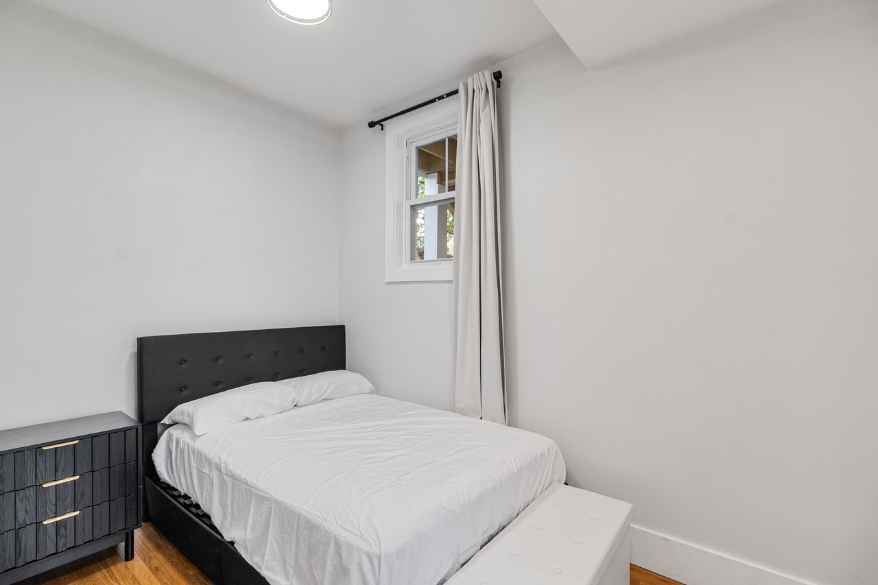  #1901: Roxbury - Queen Bedroom E  -  #1901: Roxbury  - Gallery -  9