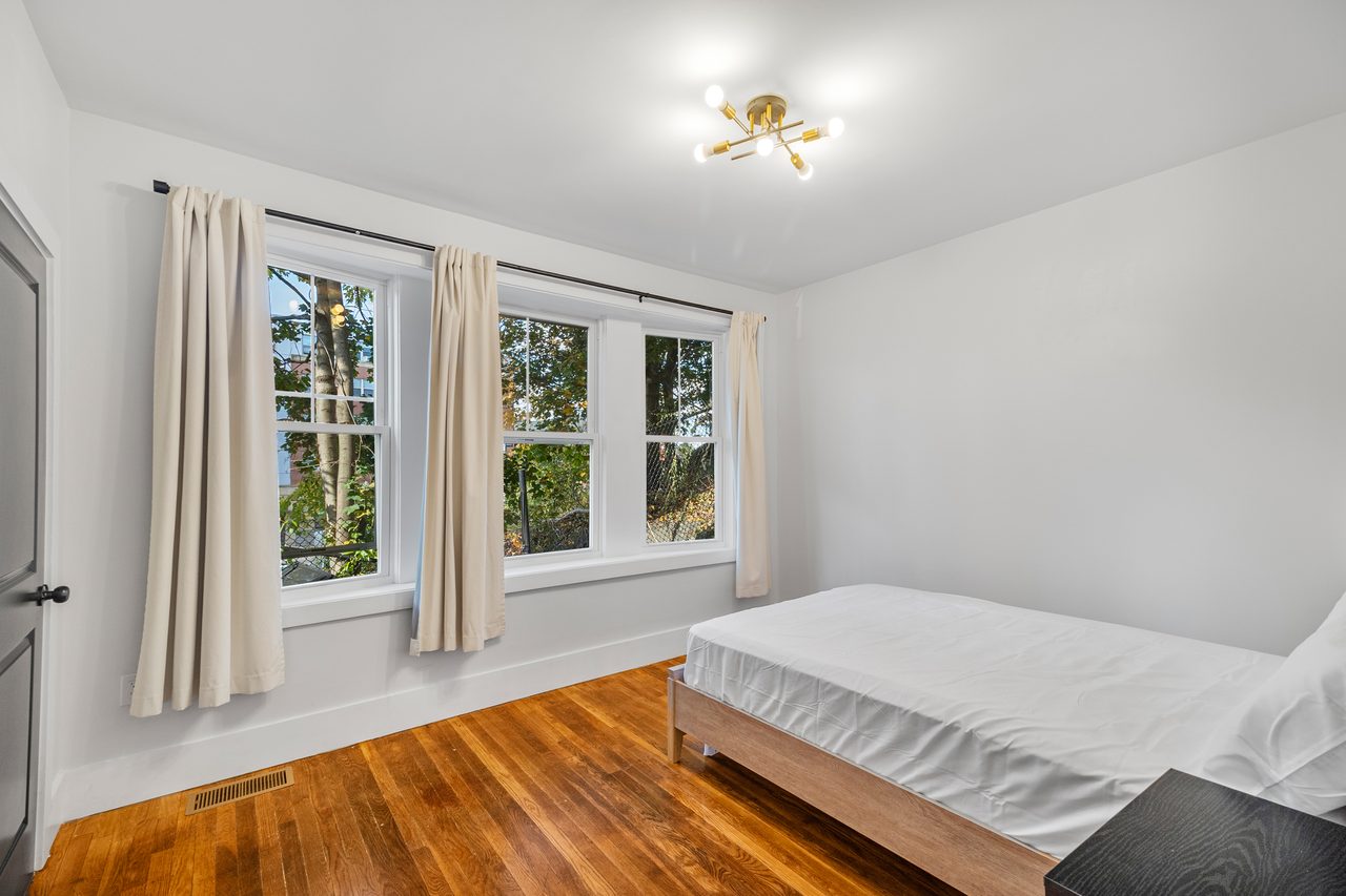  #1901: Roxbury - Queen Bedroom D  -  #1901: Roxbury  - Gallery -  9