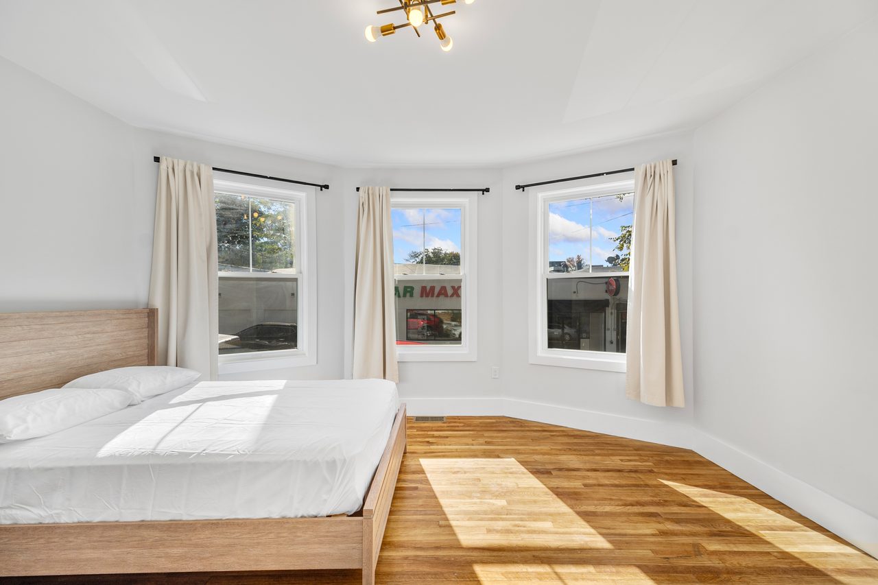  #1901: Roxbury - Queen Bedroom A  -  #1901: Roxbury  - Gallery -  13