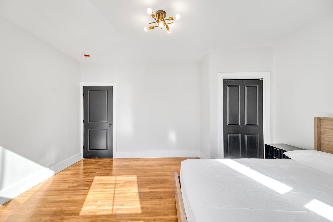  #1901: Roxbury - Queen Bedroom A  -  #1901: Roxbury  - Gallery -  12