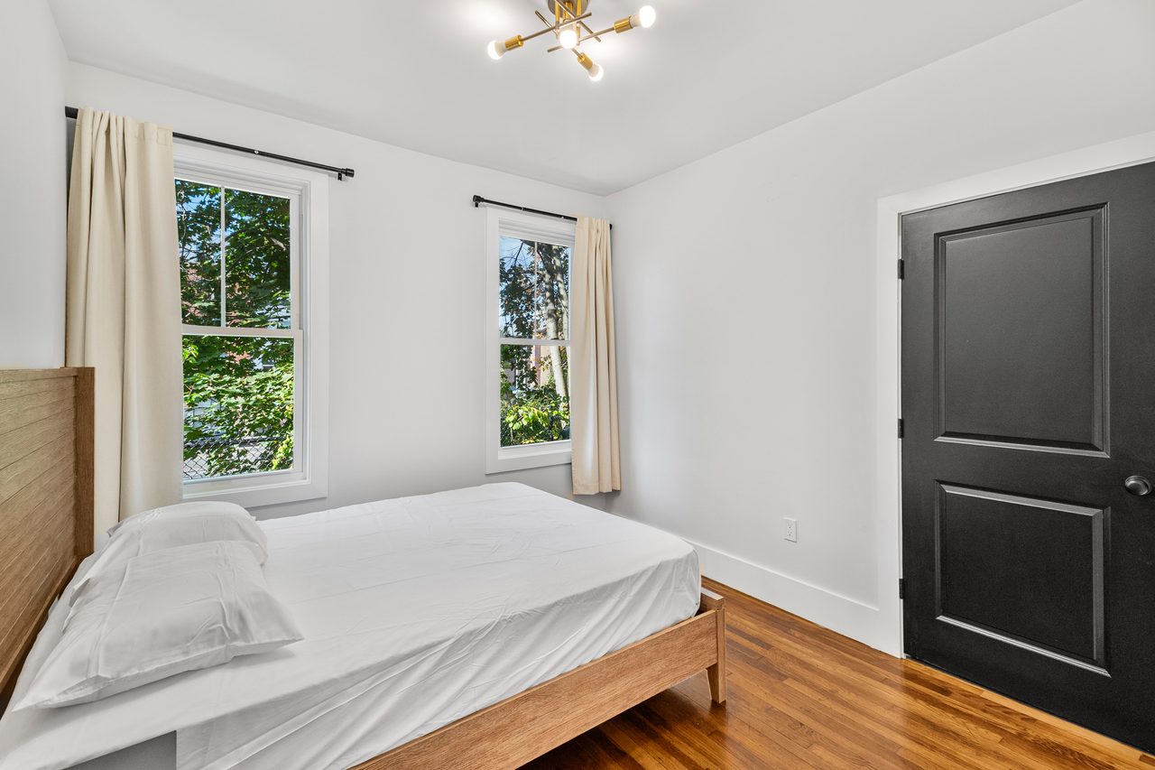  #1901: Roxbury - Queen Bedroom A  -  #1901: Roxbury  - Gallery -  11