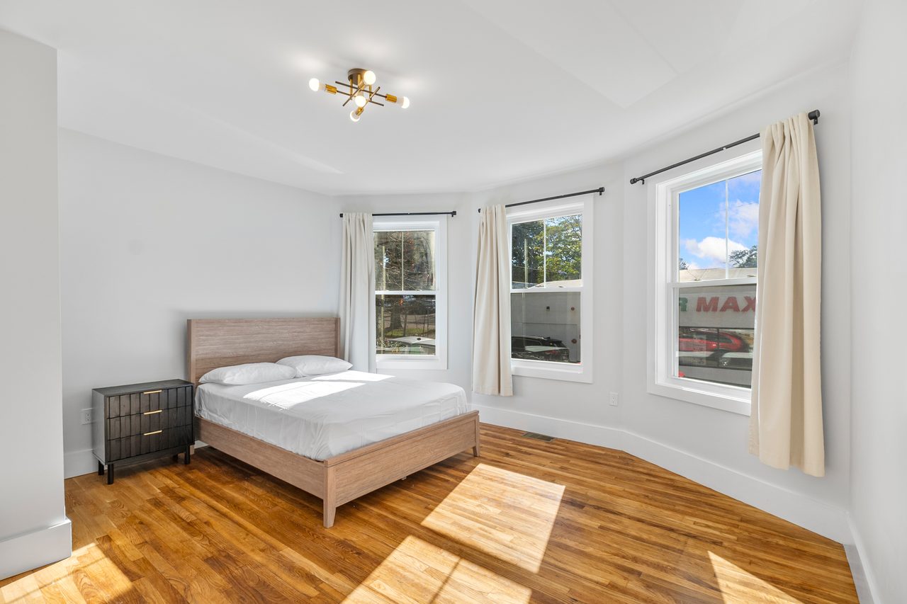  #1901: Roxbury - Queen Bedroom A  -  #1901: Roxbury  - Gallery -  9