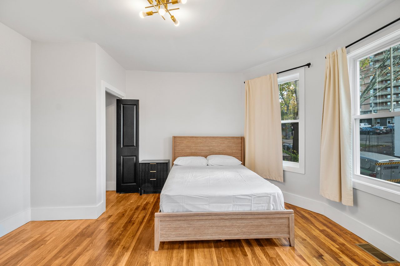  #1901: Roxbury - Queen Bedroom A  -  #1901: Roxbury  - Gallery -  10