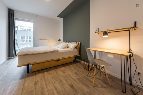 Light double bedroom close to the Lichtenberg metro
