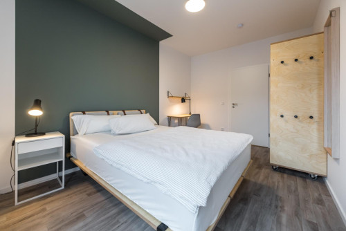 Light double bedroom close to the Lichtenberg metro