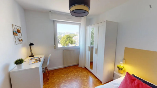 Snug double bedroom in Gerland