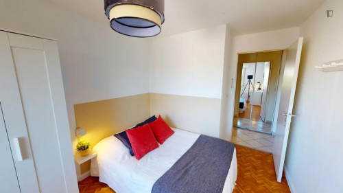 Snug double bedroom in Gerland