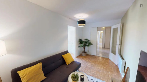 Snug double bedroom in Gerland