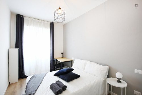 Bright double bedroom near Boscoincittà