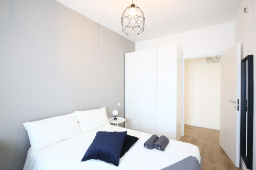 Bright double bedroom near Boscoincittà