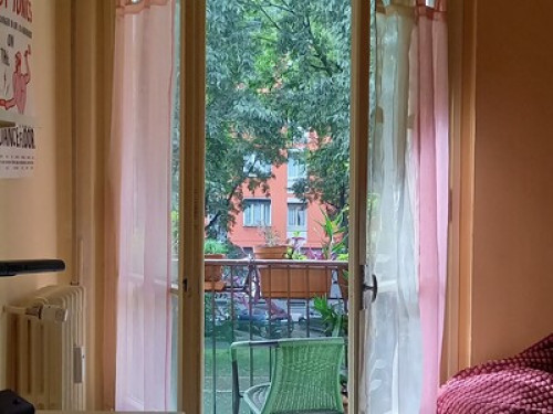 Yallowsingleroomforwoman