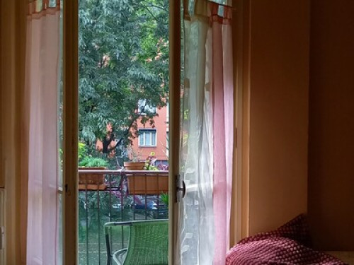 Yallowsingleroomforwoman