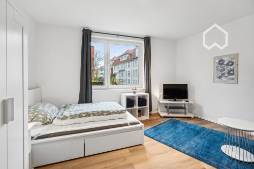 Quiet & centrally located – bright, modern apartment to feel at home