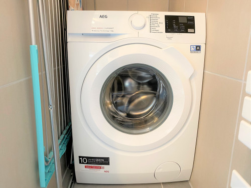 Modern 2-room apartment by the lake with top amenities.