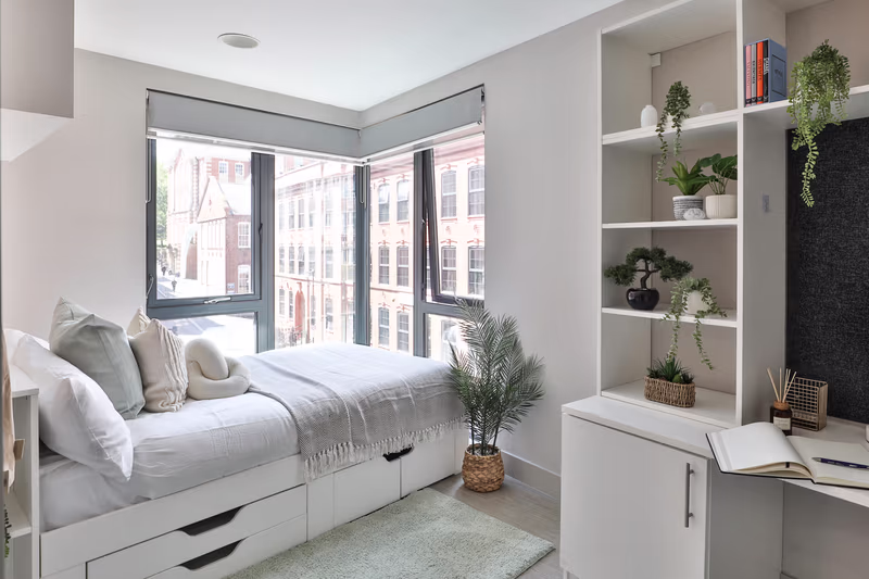 Classic Smaller 2 Bed Apartment - Shared Bathroom - Portobello House - Gallery - 1
