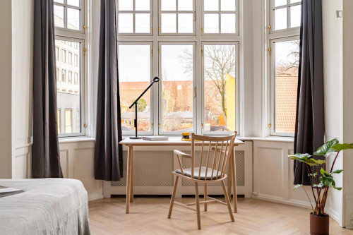 Large double bedroom in central Indre By