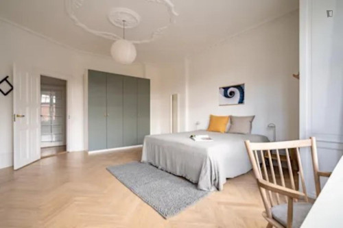 Large double bedroom in central Indre By