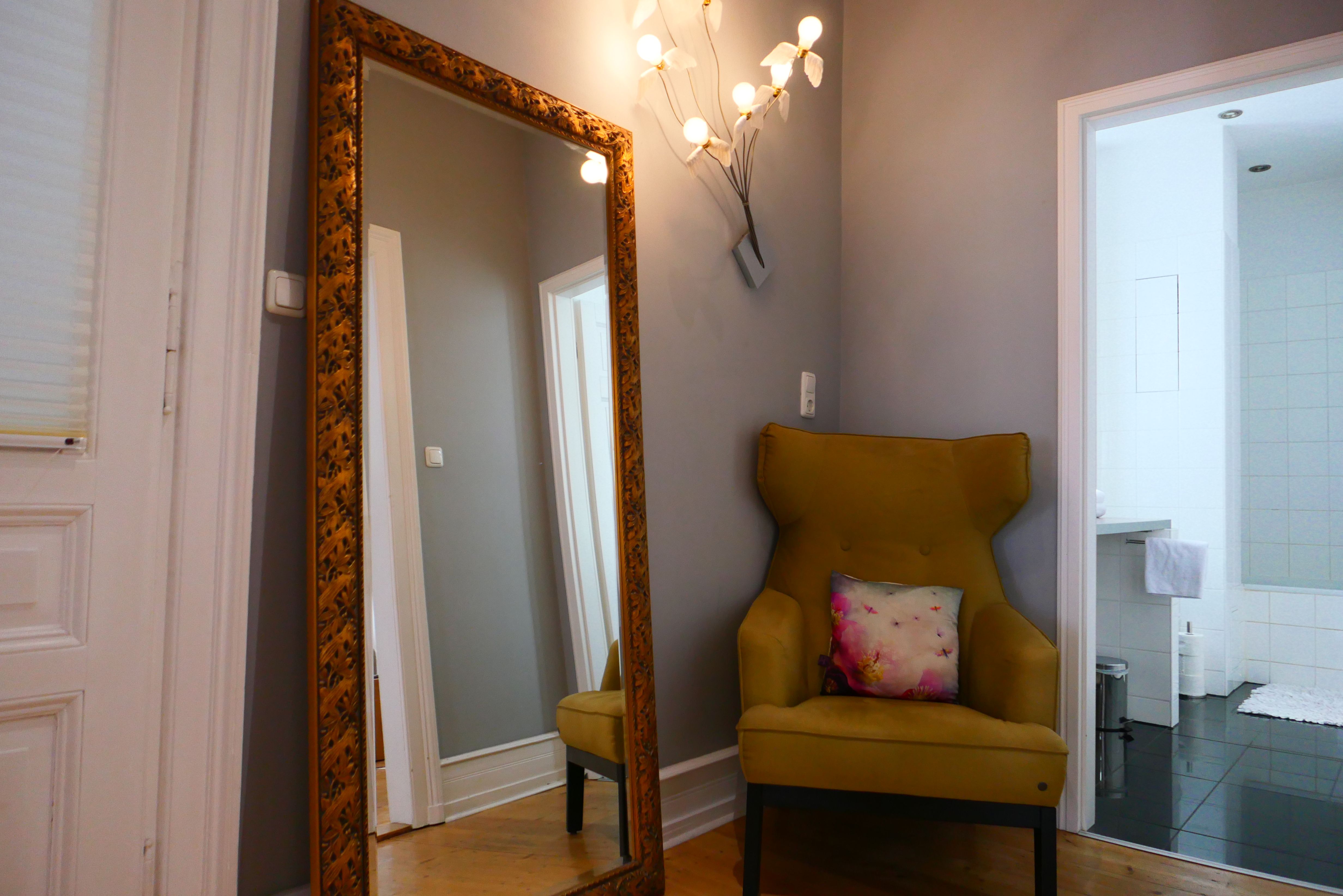 Stylishly Renovated 90 Sqm Design Apartment In A Classic Historic Building - 10