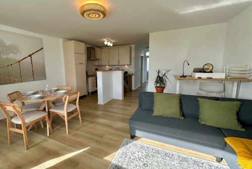 Frisch renovierte, helle Wohnung mit Balkon, Küche, Parkplatz und exzellenter Anbindung