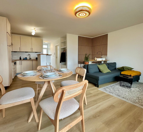 Frisch renovierte, helle Wohnung mit Balkon, Küche, Parkplatz und exzellenter Anbindung