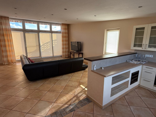 Spacious, neat loft with nice city view