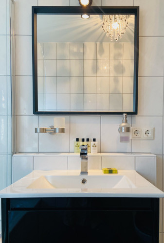 Fully Furnished: Large 2-room apartment, sunny terrace, near the main train station, underground parking space, Wi-Fi - Gallery - 5