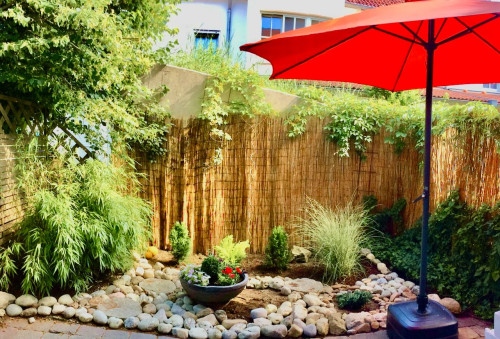 Fully Furnished: Large 2-room apartment, sunny terrace, near the main train station, underground parking space, Wi-Fi