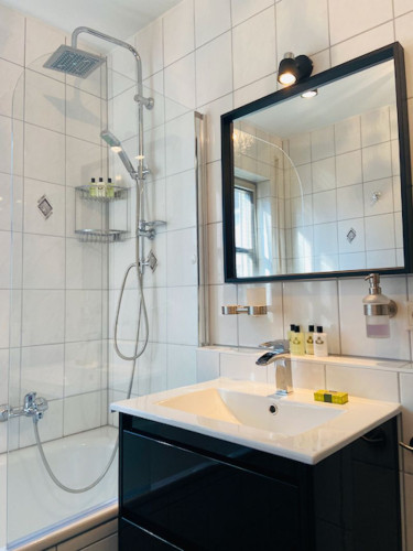 Fully Furnished: Large 2-room apartment, sunny terrace, near the main train station, underground parking space, Wi-Fi