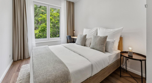 Bright double bedroom near Franz-Neumann-Platz metro station