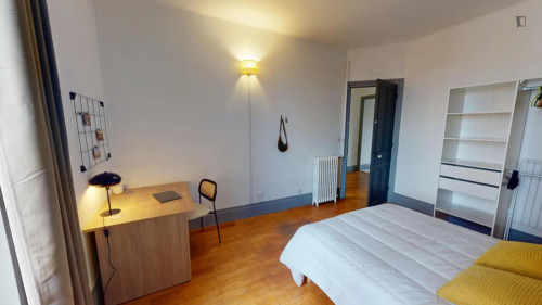 Comfy double bedroom near Garibaldi metro station