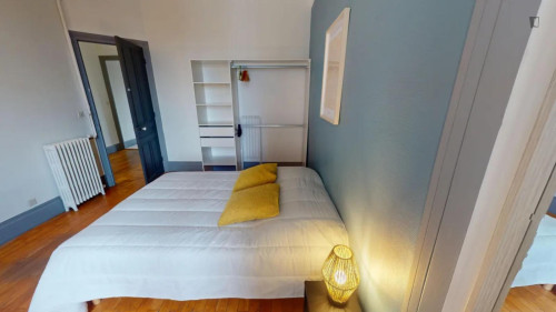 Comfy double bedroom near Garibaldi metro station