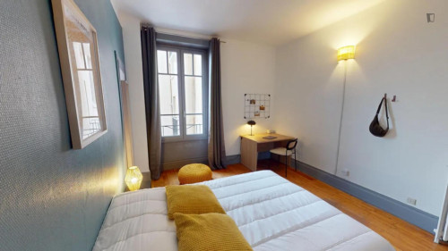 Comfy double bedroom near Garibaldi metro station