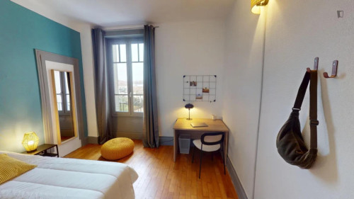 Comfy double bedroom near Garibaldi metro station