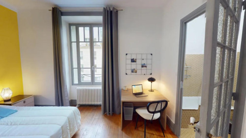 Neat ensuite double bedroom near Garibaldi metro station