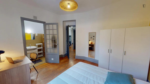 Neat ensuite double bedroom near Garibaldi metro station