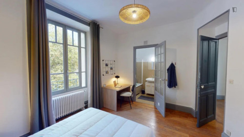 Neat ensuite double bedroom near Garibaldi metro station