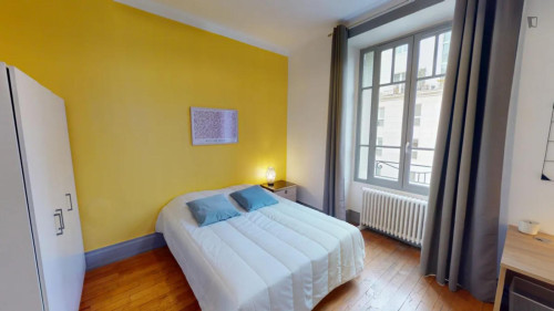 Neat ensuite double bedroom near Garibaldi metro station