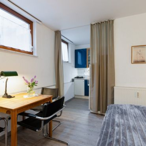 ☆ Unique in great old town by Rabe ✔Netflix ✔Coffee-Bar (15 min KA City | 10 min KIT North | 8 min Daimler)