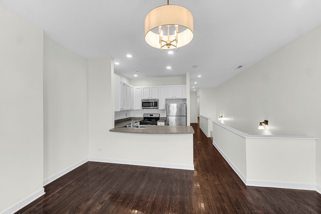  #1897: Near West Side - Queen Bedroom C W/ Private Bathroom  -  #1897: Near West Side  - Gallery -  3