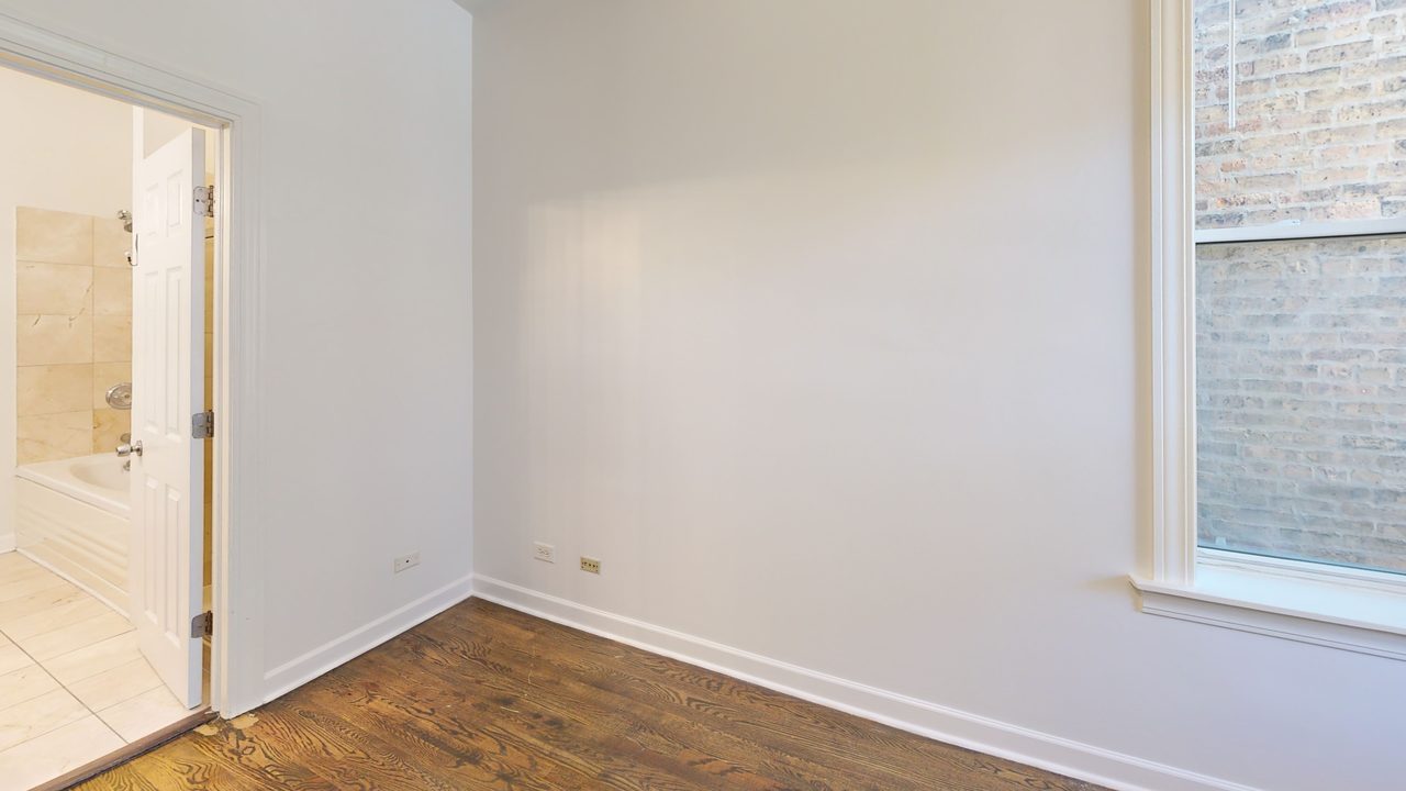  #1897: Near West Side - Queen Bedroom C W/ Private Bathroom  -  #1897: Near West Side  - Gallery -  13